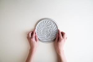 しのぎ丸プレート フラット 6寸 墨白 A