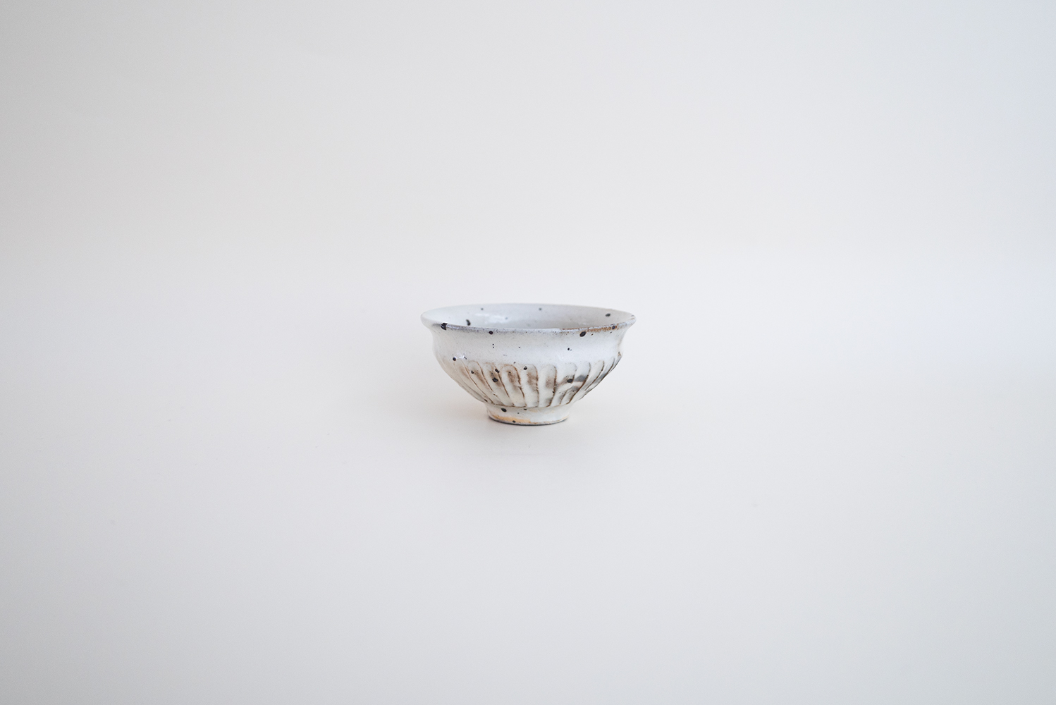 粉引 さかずき 線彫