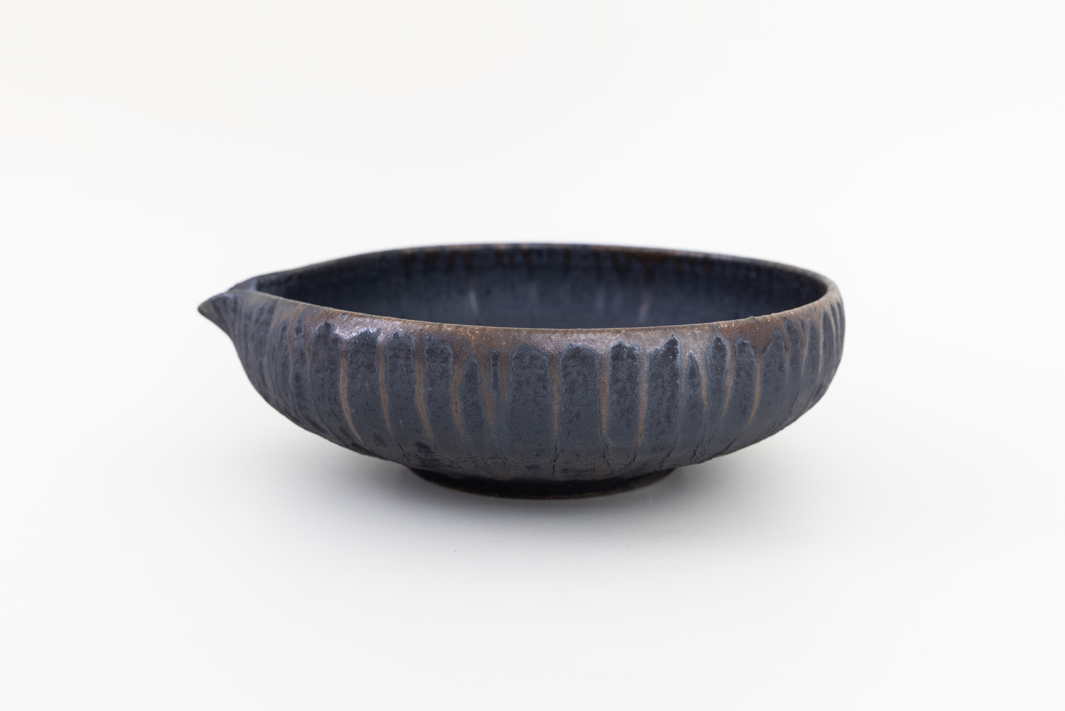 片口浅鉢 黒銀流線紋