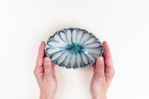 灰釉呉須 輪花楕円小鉢