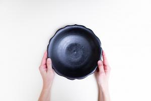 黒釉輪花カレー皿 8寸