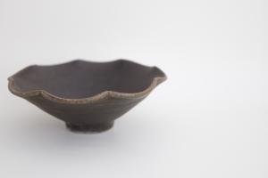 錆釉輪花小鉢