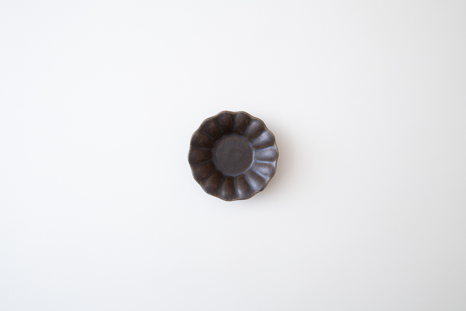 錆釉輪花深皿 豆