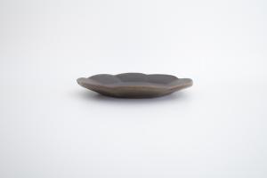 錆釉輪花皿 中