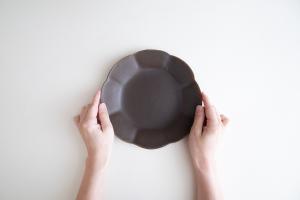 錆釉輪花皿 中