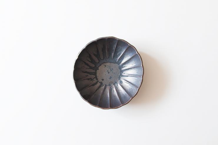 黒銀釉輪花小鉢