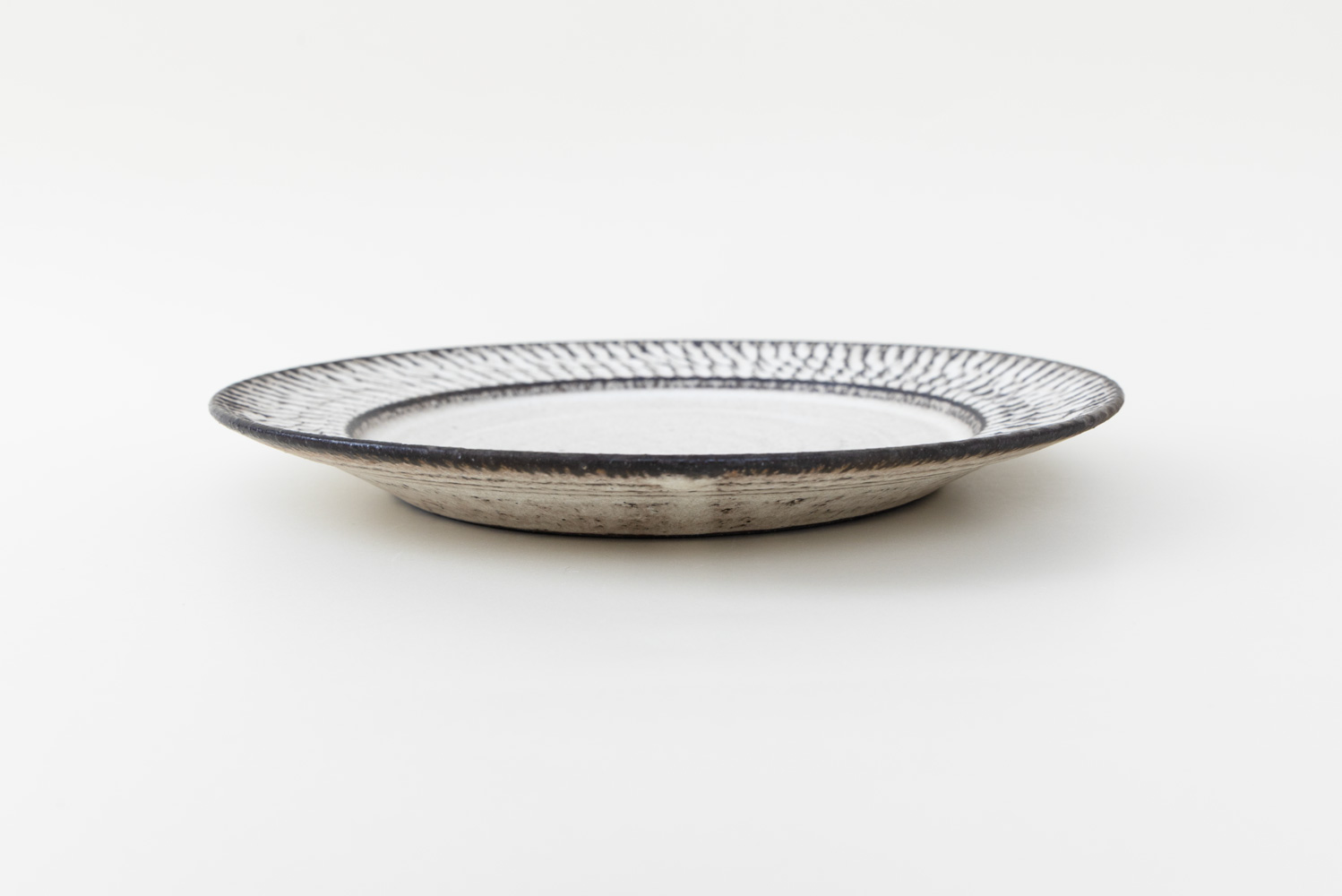 大明光 化生製 手描き装飾 平皿 筒小屋 ONLINE STORE Toshoo | 陶器のネットショップ / しのぎリム平皿