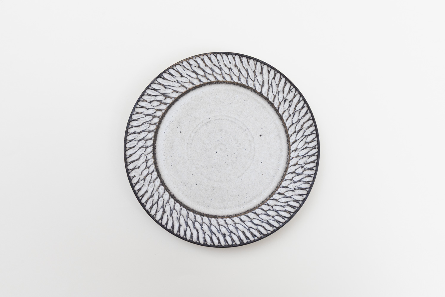 しのぎリム平皿 6寸 白