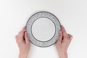 しのぎリム平皿 6寸 白