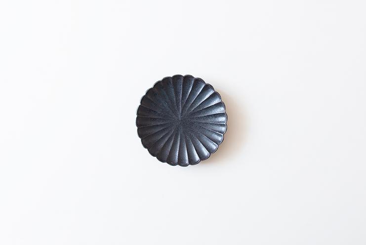 黒釉花皿φ110