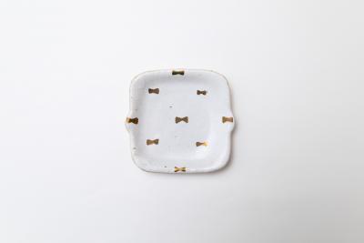 粉引金彩 耳付き四角皿 リボン