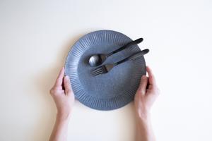 グレー釉ラッフルプレート L