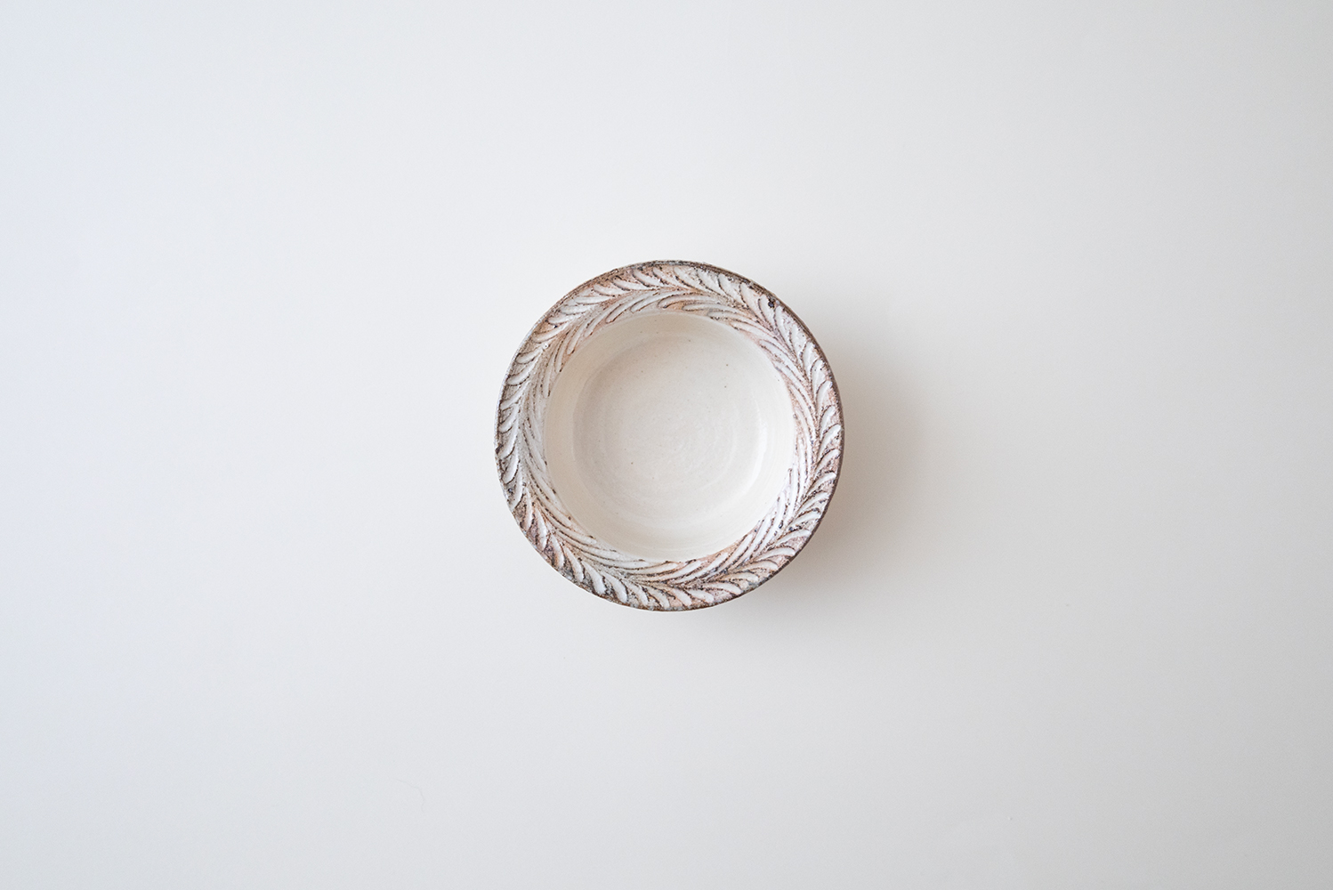 渕荒粉引しのぎリーフ切立リム豆鉢