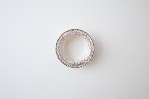 渕荒粉引しのぎリーフ切立リム豆鉢