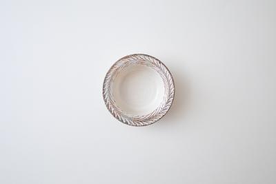 渕荒粉引しのぎリーフ切立リム豆鉢