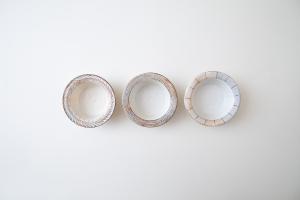 渕荒粉引しのぎリーフ切立リム豆鉢