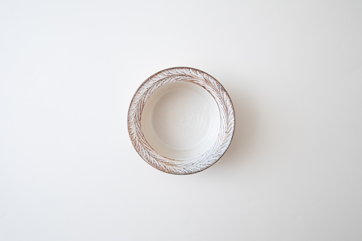 渕荒粉引しのぎリーフ切立リム浅鉢 小