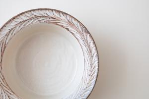 渕荒粉引しのぎリーフ切立リム浅鉢 小