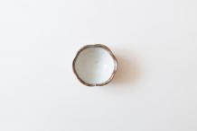 渕荒粉引たわみ輪花豆鉢