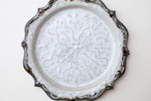 8トンガリ リム皿 M イッチン 白