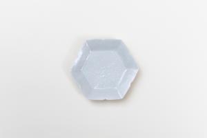 灰青釉 花七宝 六角豆皿