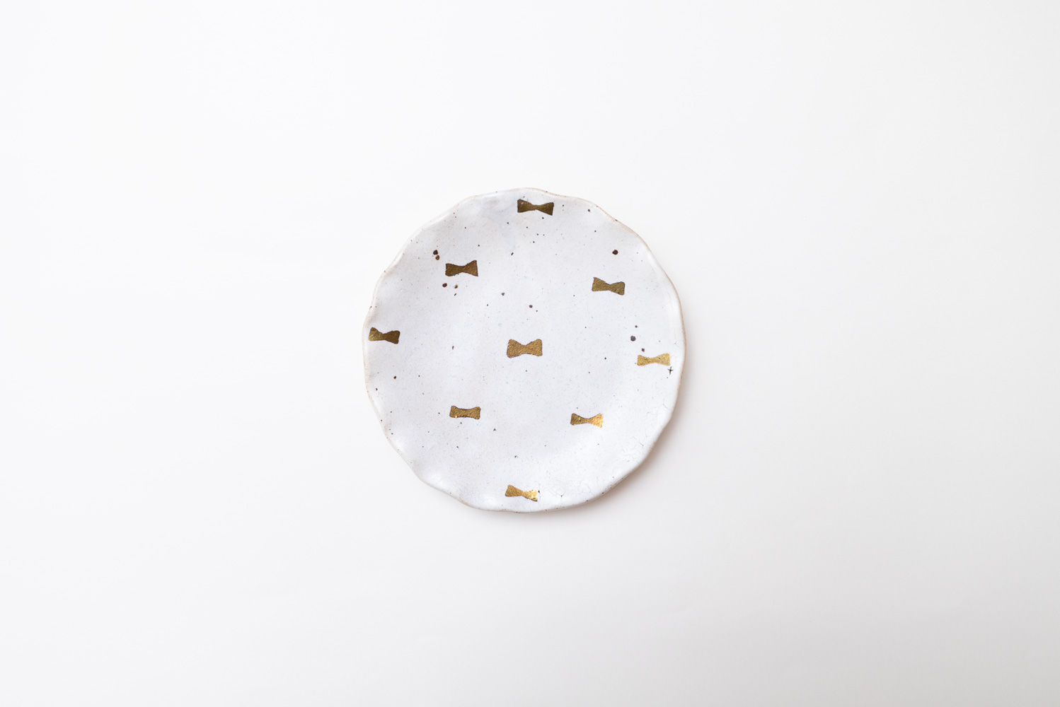 粉引金彩 波ふち皿 リボン