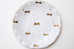 粉引金彩 波ふち皿 リボン