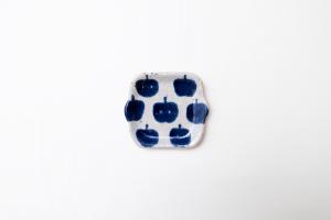 青色 耳付き四角皿 小 白リンゴ