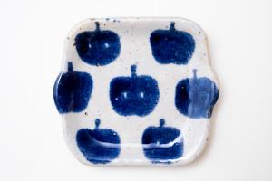 青色 耳付き四角皿 小 白リンゴ
