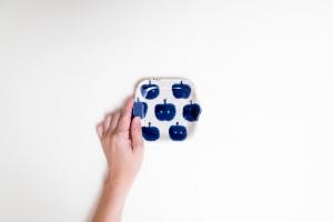 青色 耳付き四角皿 小 白リンゴ