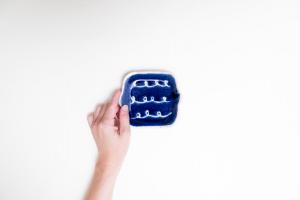 青色 耳付き四角皿 小 グルグル