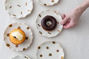 粉引金彩 波ふち皿 ドット