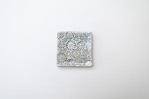 灰釉印刻板皿 中 A