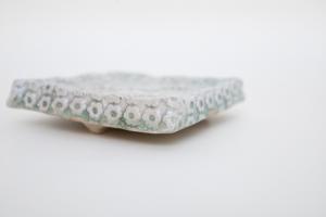 灰釉印刻板皿 中 A