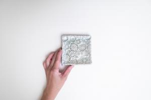 灰釉印刻板皿 中 A