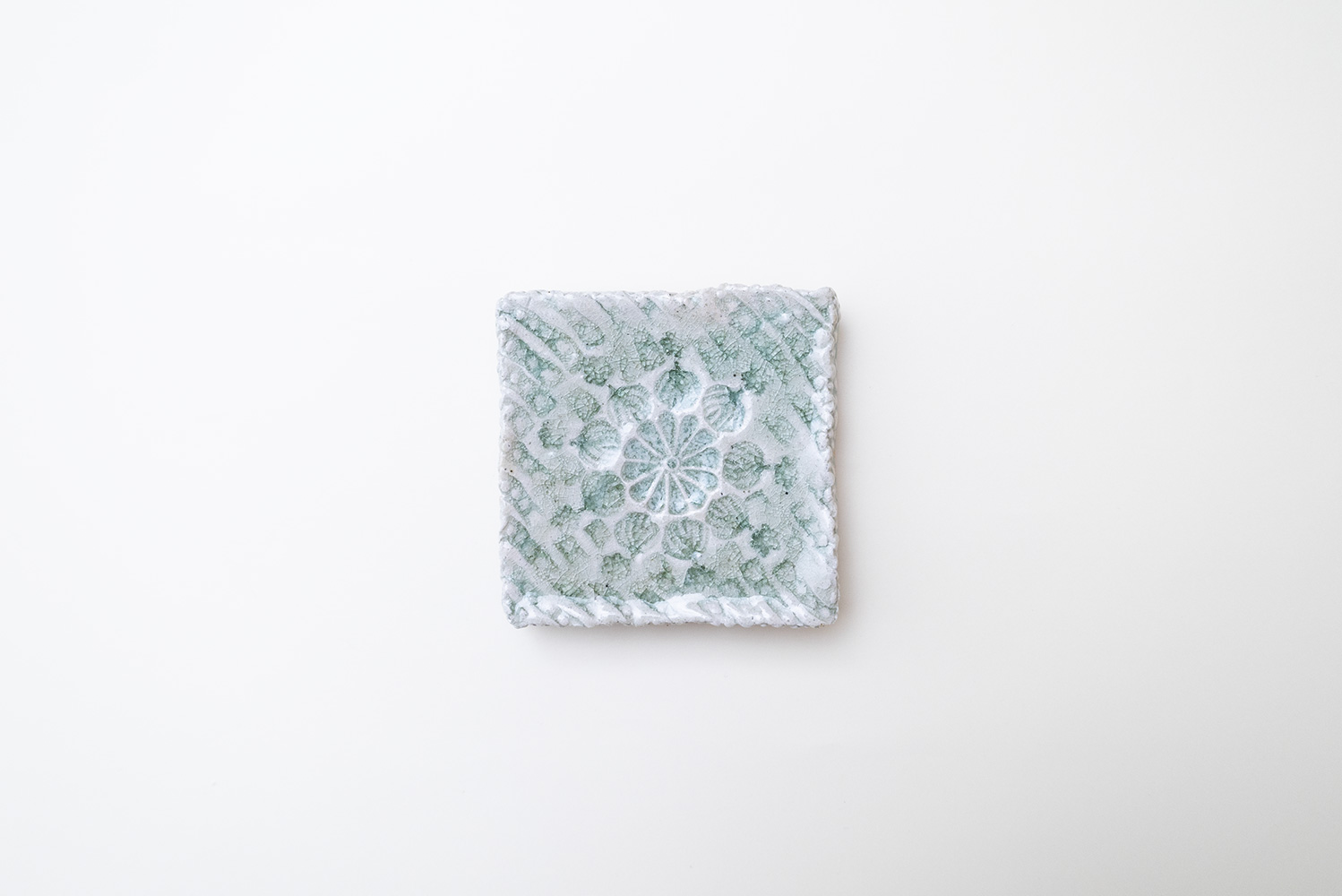 灰釉印刻板皿 中 B