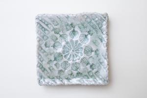 灰釉印刻板皿 中 B