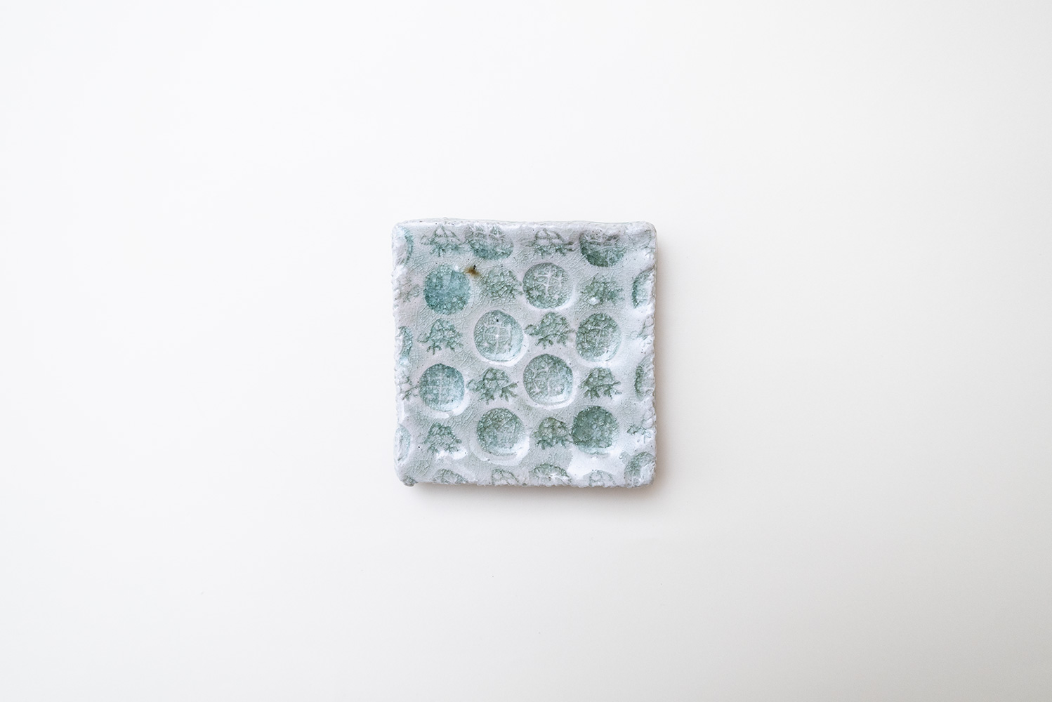 灰釉印刻板皿 中 C