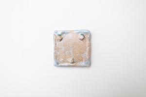 灰釉印刻板皿 中 C