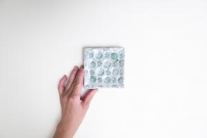 灰釉印刻板皿 中 C