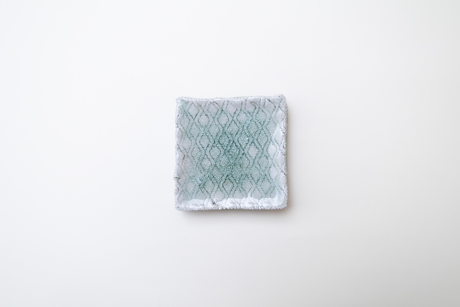 灰釉印刻板皿 中 E