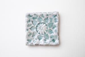 灰釉印刻板皿 小 A