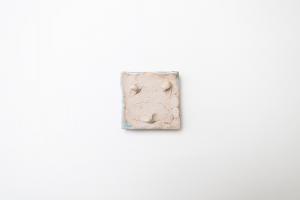 灰釉印刻板皿 小 A