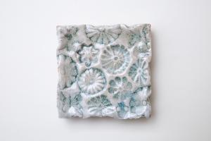 灰釉印刻板皿 小 C