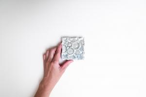 灰釉印刻板皿 小 C