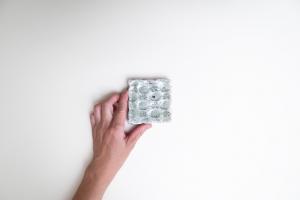 灰釉印刻板皿 小 D