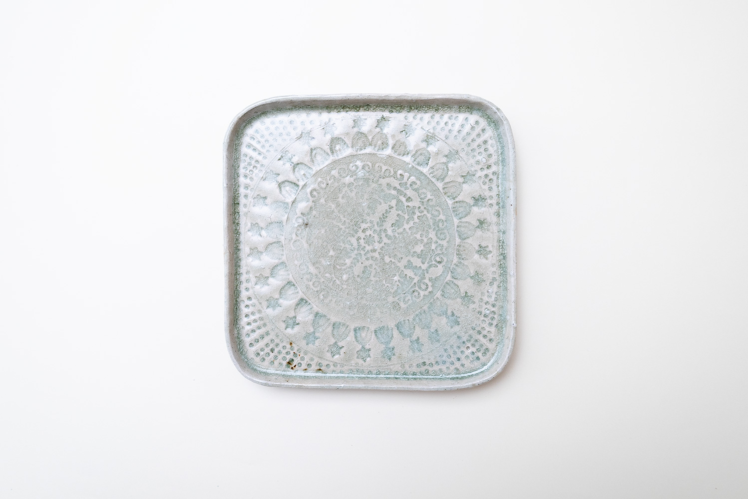 灰釉印刻足付四方皿 A