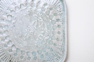 灰釉印刻足付四方皿 A