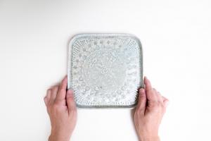 灰釉印刻足付四方皿 A