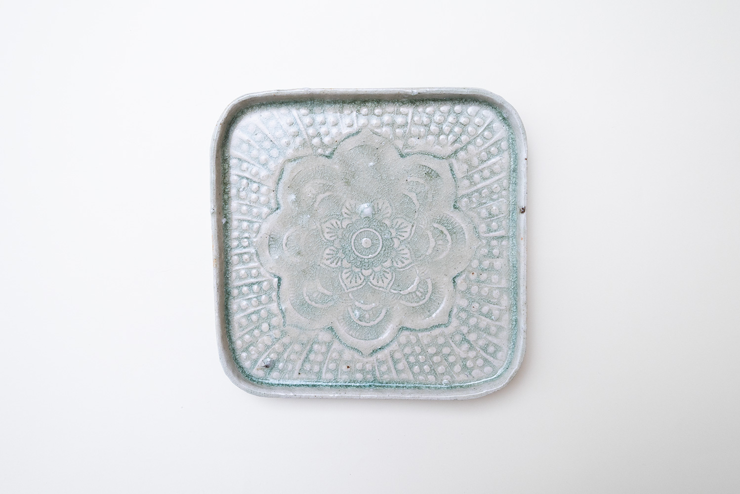 灰釉印刻足付四方皿 B